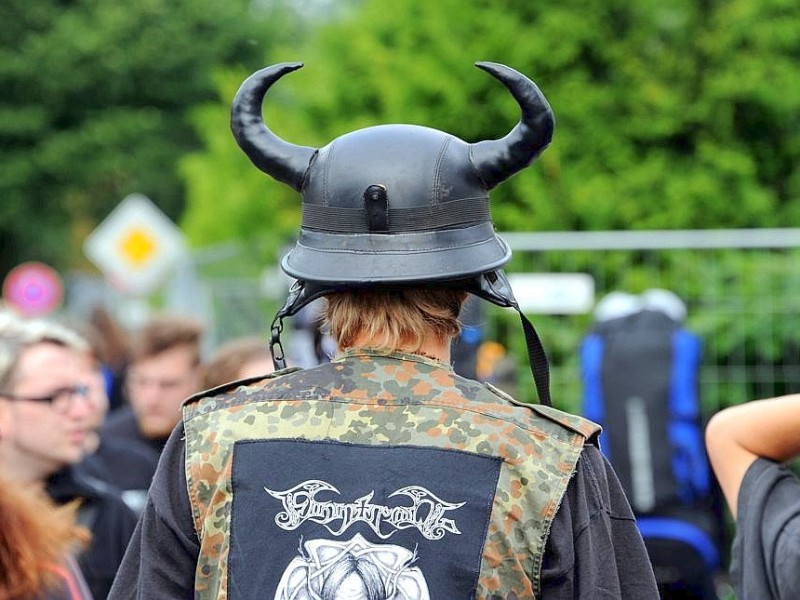 Ein Fan mit Hörner-Helm läuft am Mittwoch, einen Tag vor offiziellem Festival-Beginn, durch Wacken.