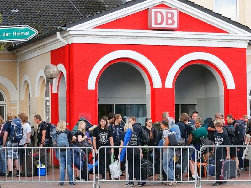 Fans des Wacken-Open-Air-Festivals bevölkern im schleswig-holsteinischen Itzehoe den Bahnhof.
