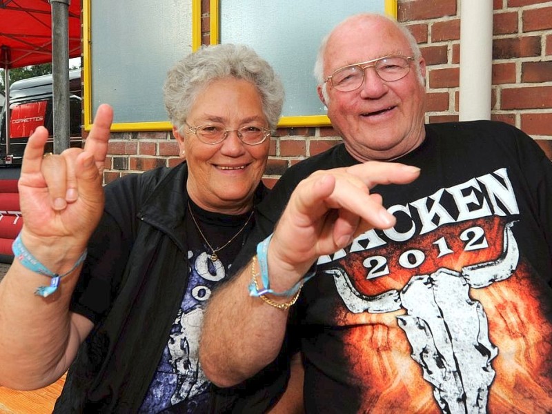 Gerda Werdt und Karl-Heinz Buthmann begrüßen die anreisenden Heavy-Metal-Fans in Wacken.