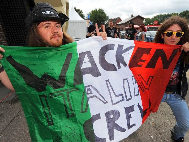 Mattia (links) und Gianluca aus Italien zeigen in Wacken ihre Flagge.