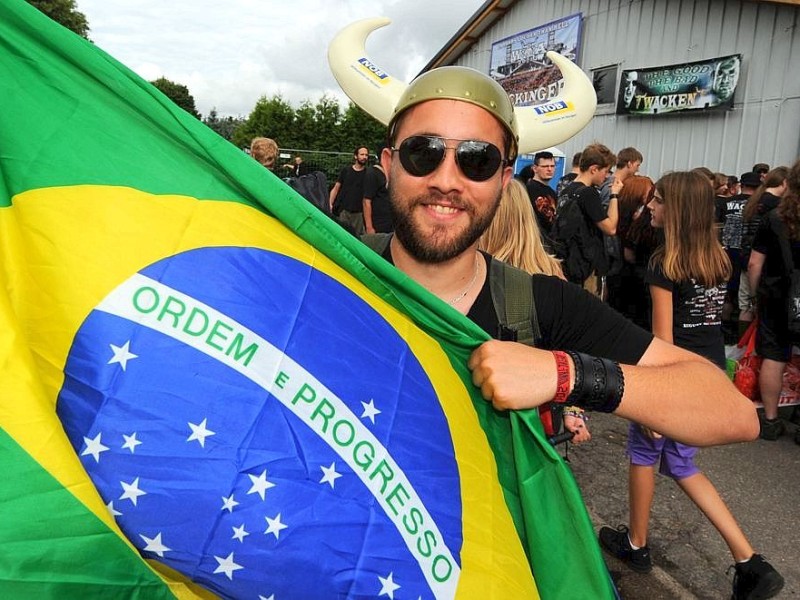 Ein brasilianischer Fan zeigt  seine Landesfahne.