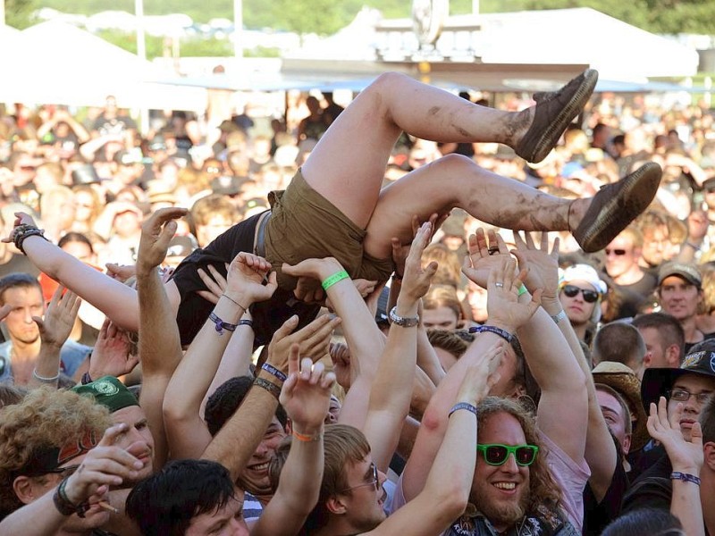 Heavy Metal in der Luft: Eine Besucherin des Wacken-Festivals übt sich im Crowd-Surfing.
