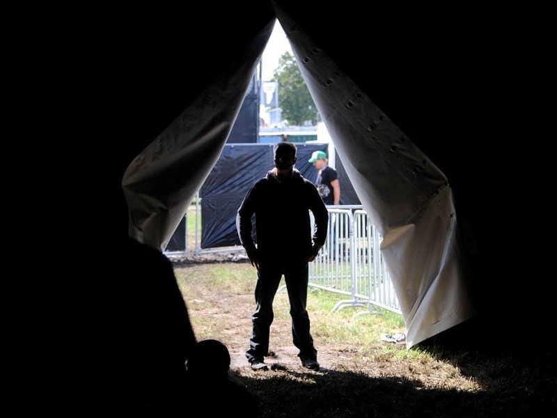 Ein Sicherheitsmitarbeiter steht am Zelt-Ausgang.