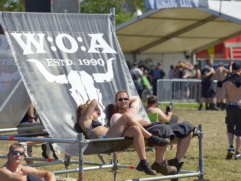 Staub, Morast und glühende Hitze: So schwitzen die Heavy-Metal-Fans beim Festival in Wacken.