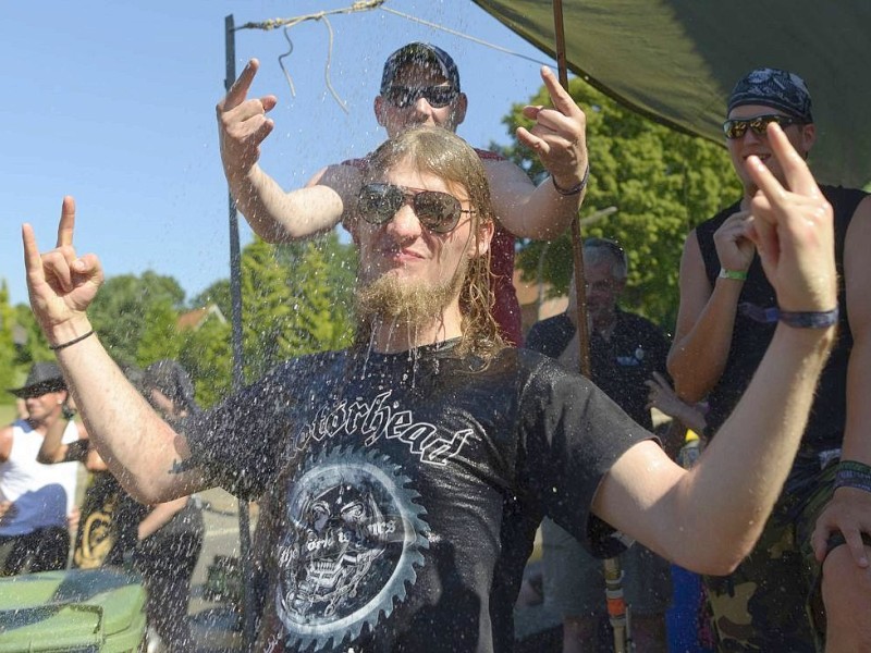Staub, Morast und glühende Hitze: So schwitzen die Heavy-Metal-Fans beim Festival in Wacken.