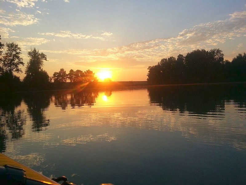 Mike Hauser grüßt uns aus Rheinmünster: Das war am Kriegersee in Söllingen morgens beim Schlauchbootfahren.