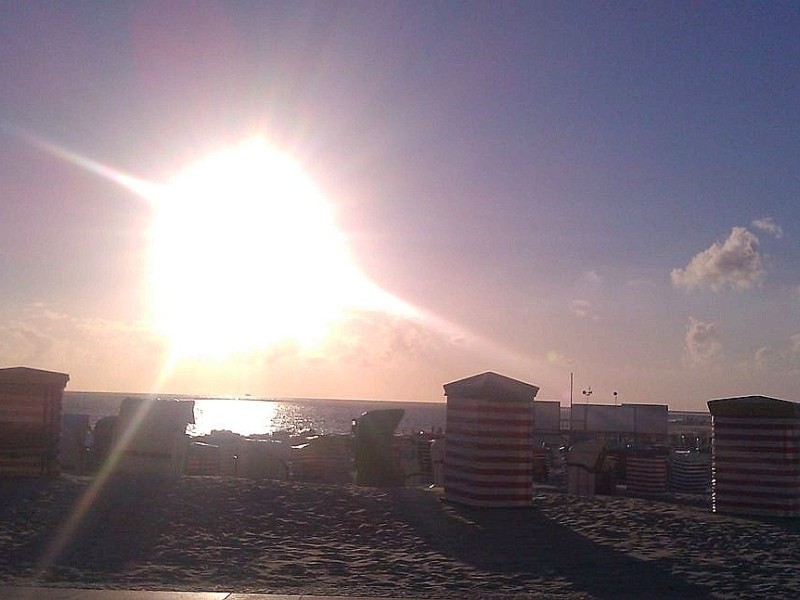 Christine Reinfurt genießt auf Borkum diesen Sonnenuntergang am Strand...