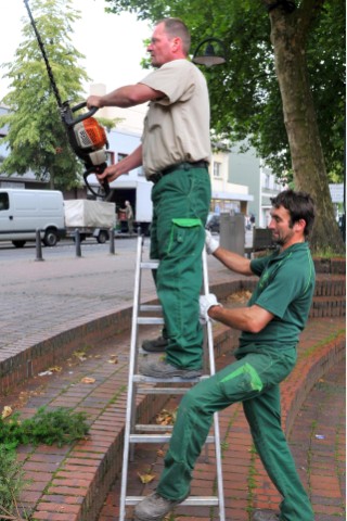 Benutzt man eine Maschine, die mit zwei Händen bedient werden muss, sollte die Leiter durch eine andere Person gesichert werden.   Foto: Katharina Klöber / WAZ FotoPool