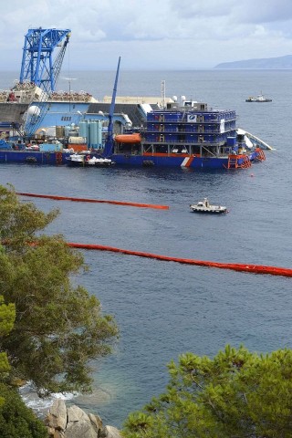 Die Costa Concordia war im Januar 2012 vor der Insel auf einen Felsen gefahren und gekentert, 32 Menschen starben bei dem Unglück.