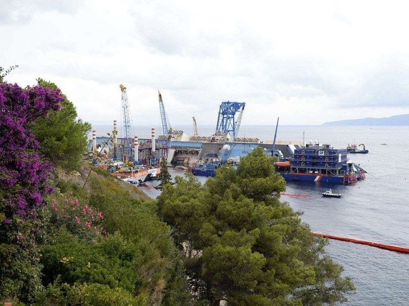 Die Costa Concordia war im Januar 2012 vor der Insel auf einen Felsen gefahren und gekentert, 32 Menschen starben bei dem Unglück.