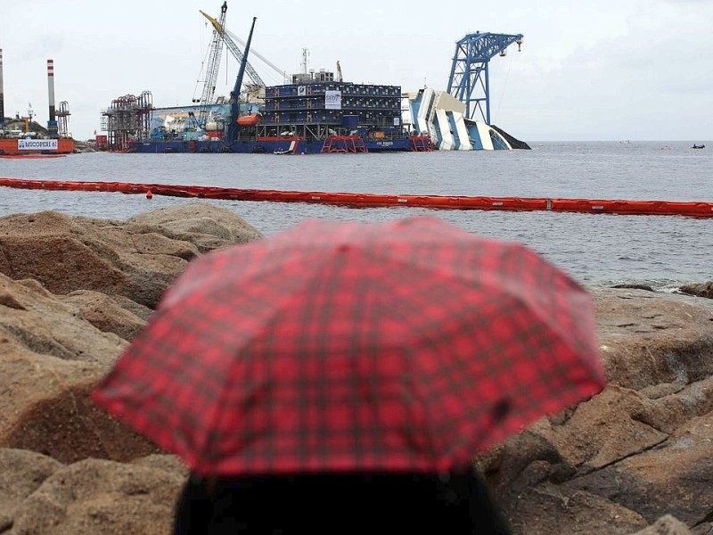 Die Costa Concordia war im Januar 2012 vor der Insel auf einen Felsen gefahren und gekentert, 32 Menschen starben bei dem Unglück.