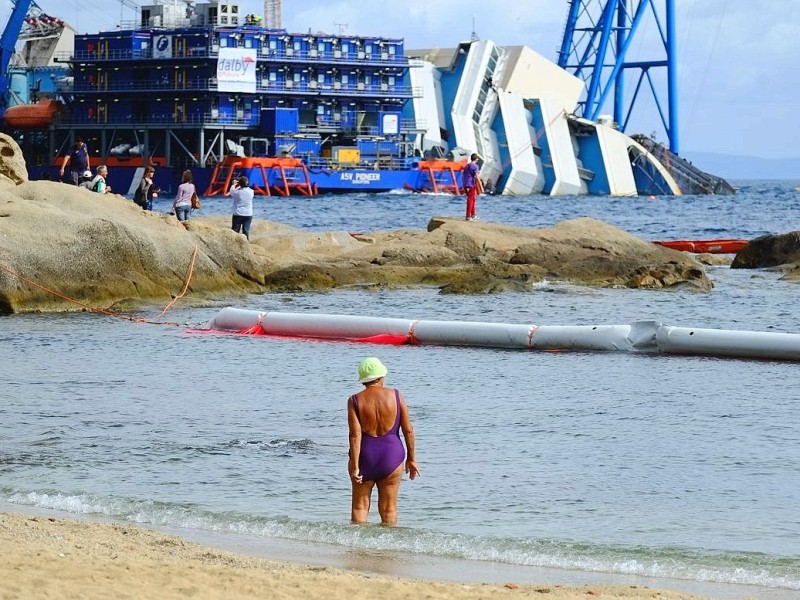 Die Costa Concordia war im Januar 2012 vor der Insel auf einen Felsen gefahren und gekentert, 32 Menschen starben bei dem Unglück.