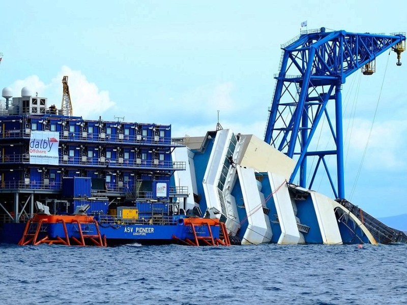 Die Costa Concordia war im Januar 2012 vor der Insel auf einen Felsen gefahren und gekentert, 32 Menschen starben bei dem Unglück.