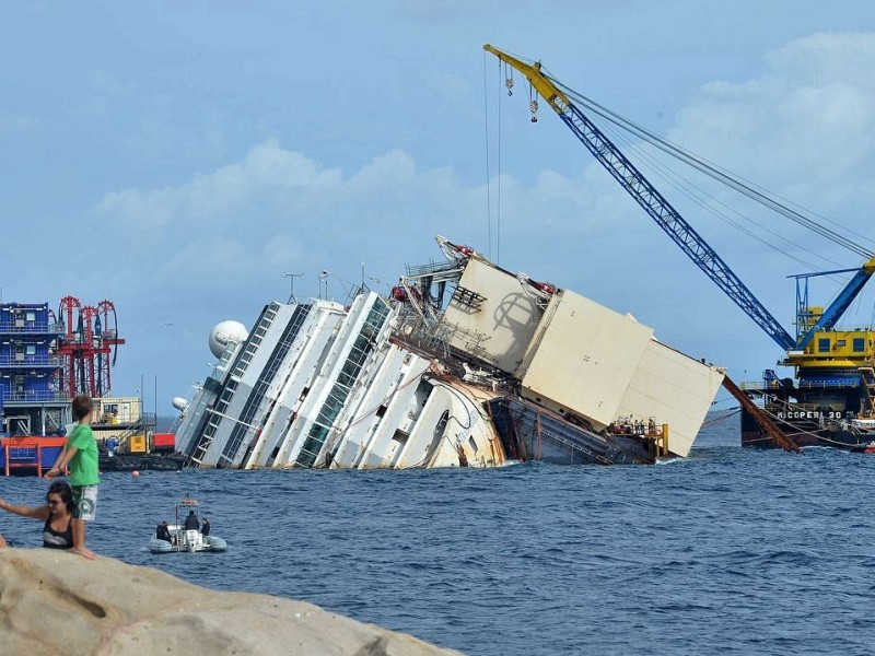 Die Costa Concordia war im Januar 2012 vor der Insel auf einen Felsen gefahren und gekentert, 32 Menschen starben bei dem Unglück.