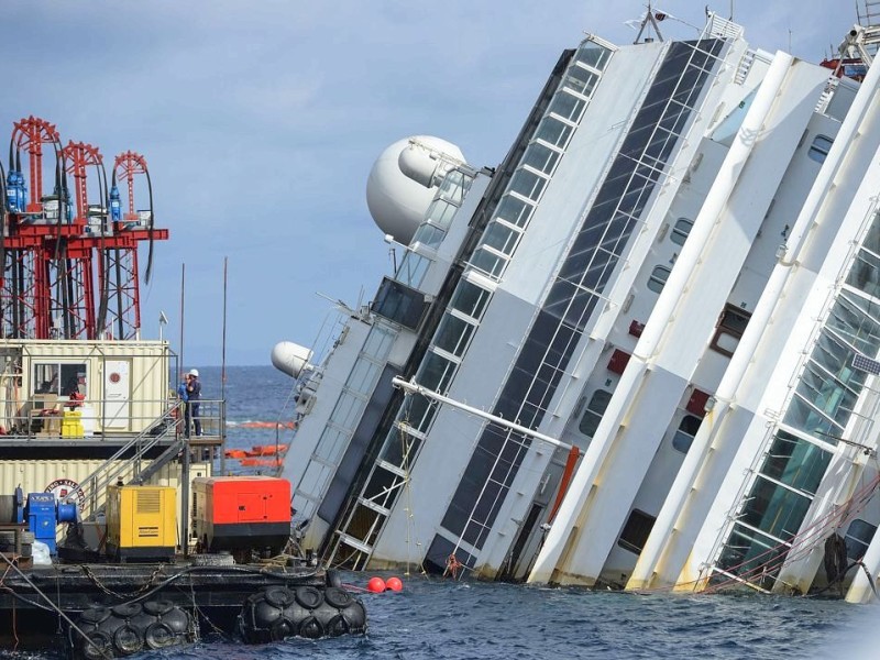 Die Costa Concordia war im Januar 2012 vor der Insel auf einen Felsen gefahren und gekentert, 32 Menschen starben bei dem Unglück.