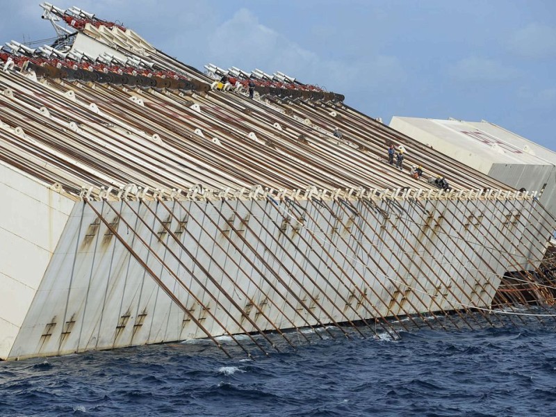 Die Costa Concordia war im Januar 2012 vor der Insel auf einen Felsen gefahren und gekentert, 32 Menschen starben bei dem Unglück.