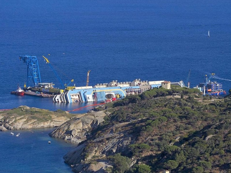 Die Costa Concordia war im Januar 2012 vor der Insel auf einen Felsen gefahren und gekentert, 32 Menschen starben bei dem Unglück.