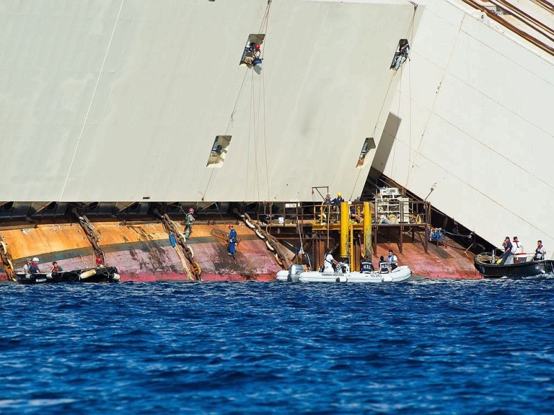 Die Costa Concordia war im Januar 2012 vor der Insel auf einen Felsen gefahren und gekentert, 32 Menschen starben bei dem Unglück.