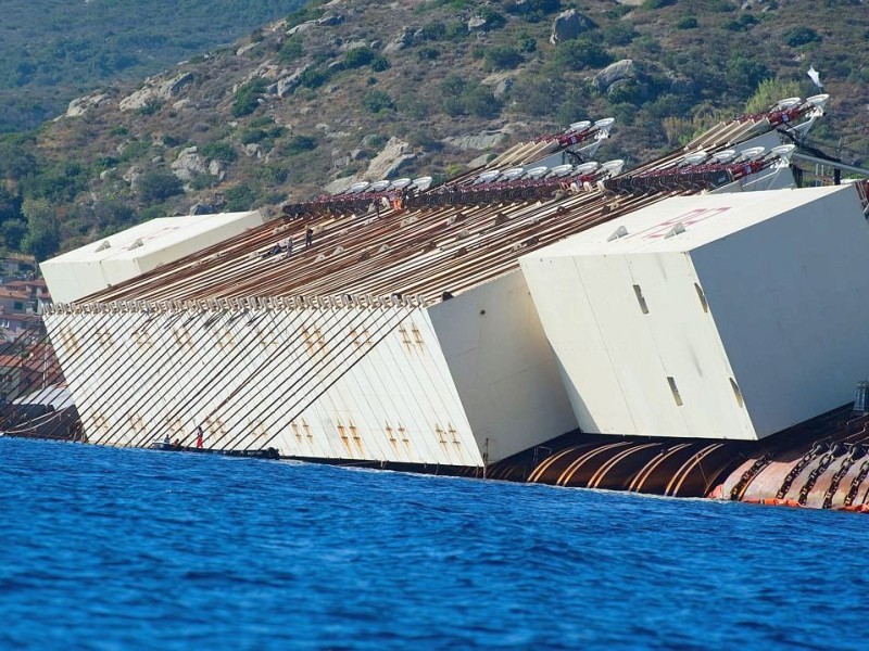 Die Costa Concordia war im Januar 2012 vor der Insel auf einen Felsen gefahren und gekentert, 32 Menschen starben bei dem Unglück.