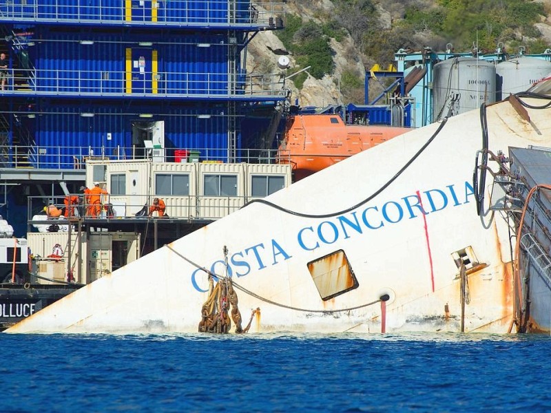 Die Costa Concordia war im Januar 2012 vor der Insel auf einen Felsen gefahren und gekentert, 32 Menschen starben bei dem Unglück.
