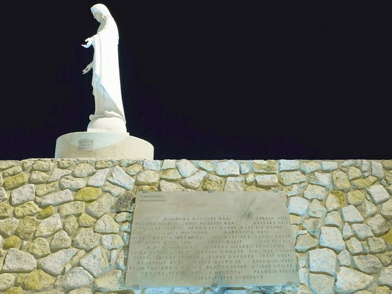 32 Menschen starben bei dem Unglück im Januar 2012. Eine Statue und ein Gedenkstein auf der Mole des Insel-Hafens erinnern an die Opfer.