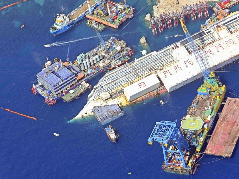 Die Costa Concordia war im Januar 2012 vor der Insel auf einen Felsen gefahren und gekentert, 32 Menschen starben bei dem Unglück.