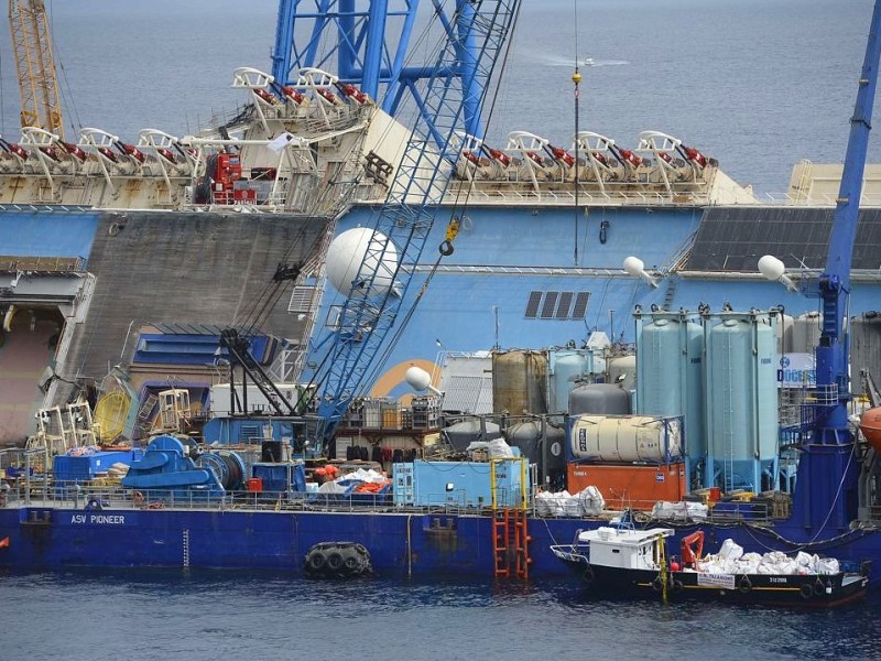 Die Costa Concordia war im Januar 2012 vor der Insel auf einen Felsen gefahren und gekentert, 32 Menschen starben bei dem Unglück.