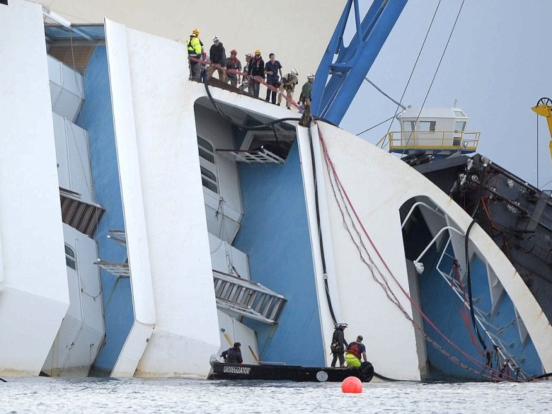 Die Costa Concordia war im Januar 2012 vor der Insel auf einen Felsen gefahren und gekentert, 32 Menschen starben bei dem Unglück.