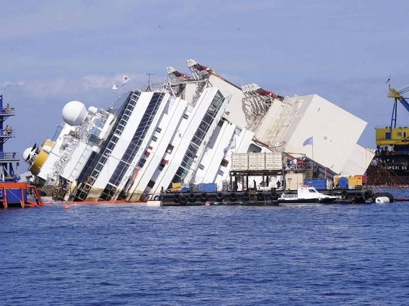 Das Schiffswrack der Costa Concordia während der  Bergungsarbeiten.