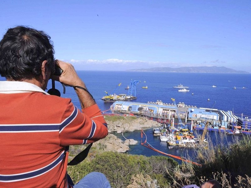 Touristen beobachteten an der Küste von Giglio ...
