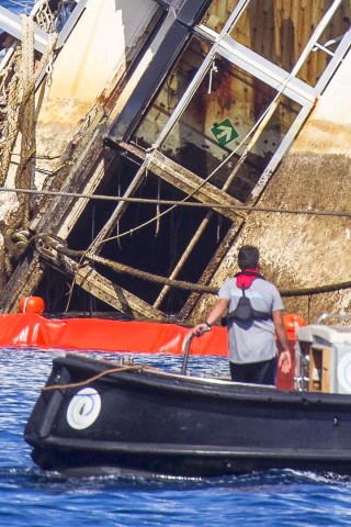 Das Schiffswrack der Costa Concordia während der  Bergungsarbeiten.