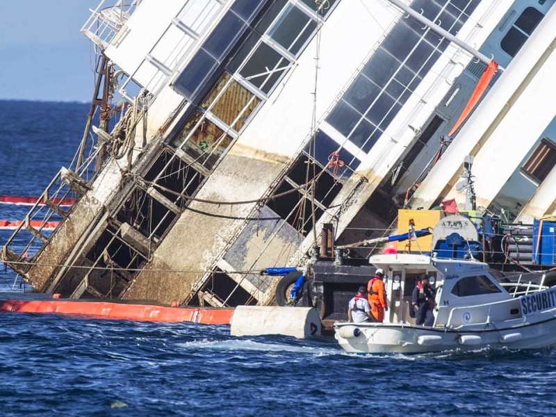Das Schiffswrack der Costa Concordia während der  Bergungsarbeiten.
