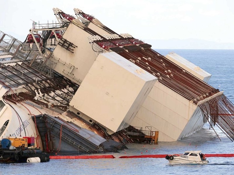 Das Schiffswrack der Costa Concordia während der  Bergungsarbeiten. .
