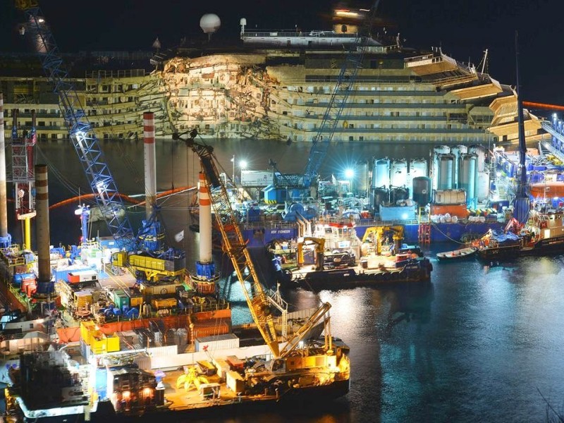 Die havarierte Costa Concordia ist wieder aufgerichtet. Die schwierige Bergungsaktion des Kreuzfahrtschiffes...