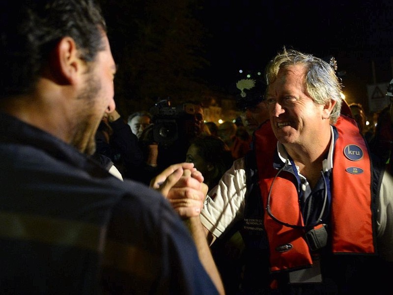 Der Zivilschutzchef und Vertreter der Bergungsteams umarmten sich, im Hafen von Giglio applaudierten Schiffssirenen.