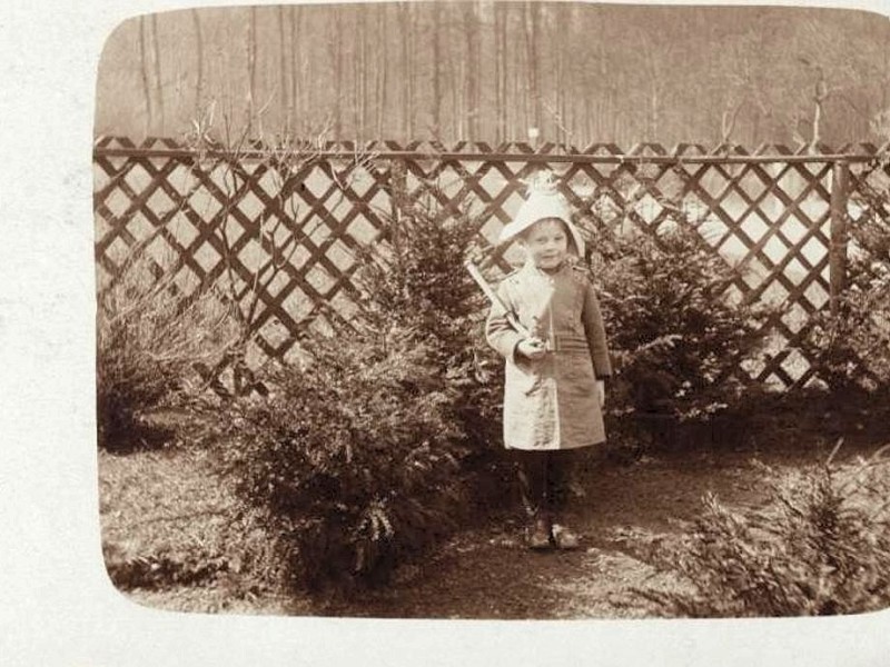 Siegener Junge mit Holzgewehr im Jahr 1915.