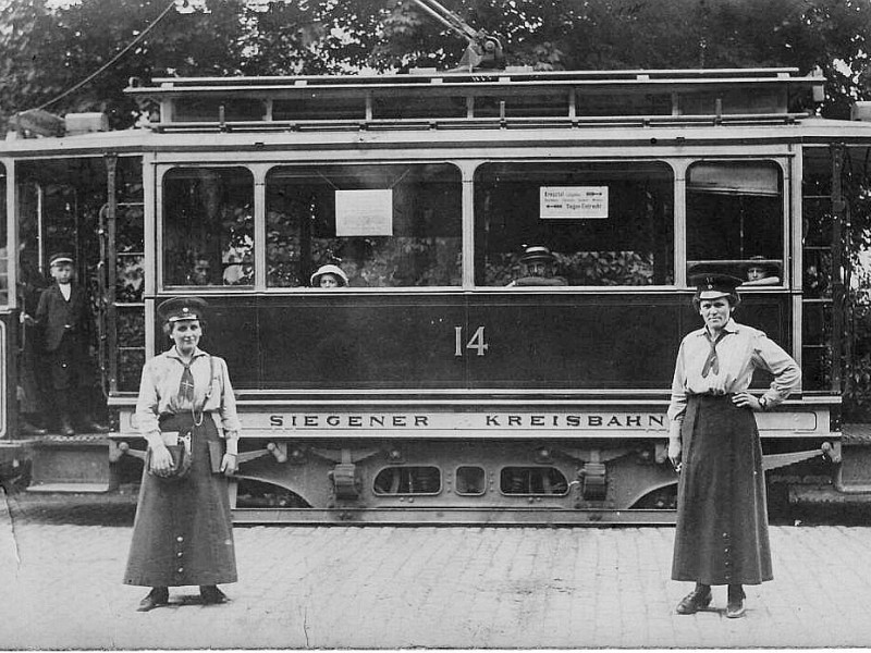 Bei der Siegener Kreisbahn ersetzten Frauen als Schaffnerinnen und Fahrerinnendie eingezogenen Männer, ca. 1917.
