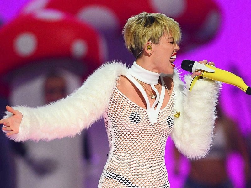 Miley Cyrus pflegt ihr Skandal-Image mit weiteren Nackt-Auftritten bei Festivals - wie in Las Vegas.