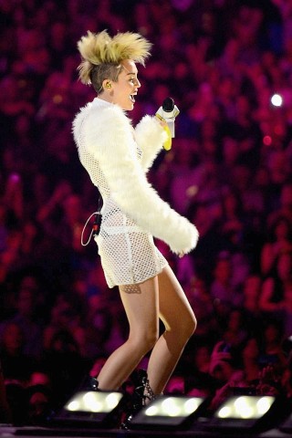 Miley Cyrus pflegt ihr Skandal-Image mit weiteren Nackt-Auftritten bei Festivals - wie in Las Vegas.