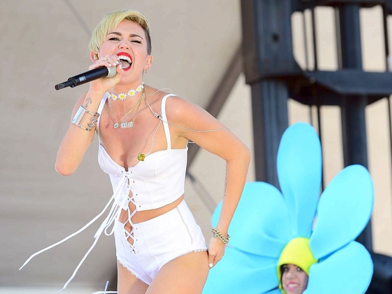 Miley Cyrus pflegt ihr Skandal-Image mit weiteren Nackt-Auftritten bei Festivals - wie in Nevada.