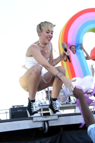Miley Cyrus pflegt ihr Skandal-Image mit weiteren Nackt-Auftritten bei Festivals - wie in Nevada.