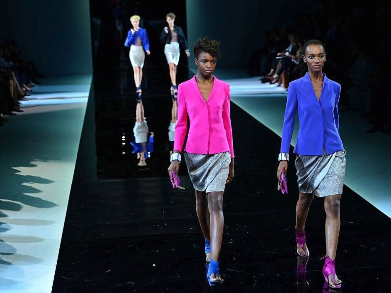 Leichte Kleider, auffällige Schuhe und Hüte: die Mode von Designer Giorgio Armani.
