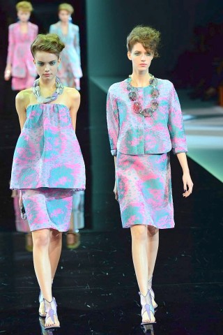 Leichte Kleider, auffällige Schuhe und Hüte: die Mode von Designer Giorgio Armani.