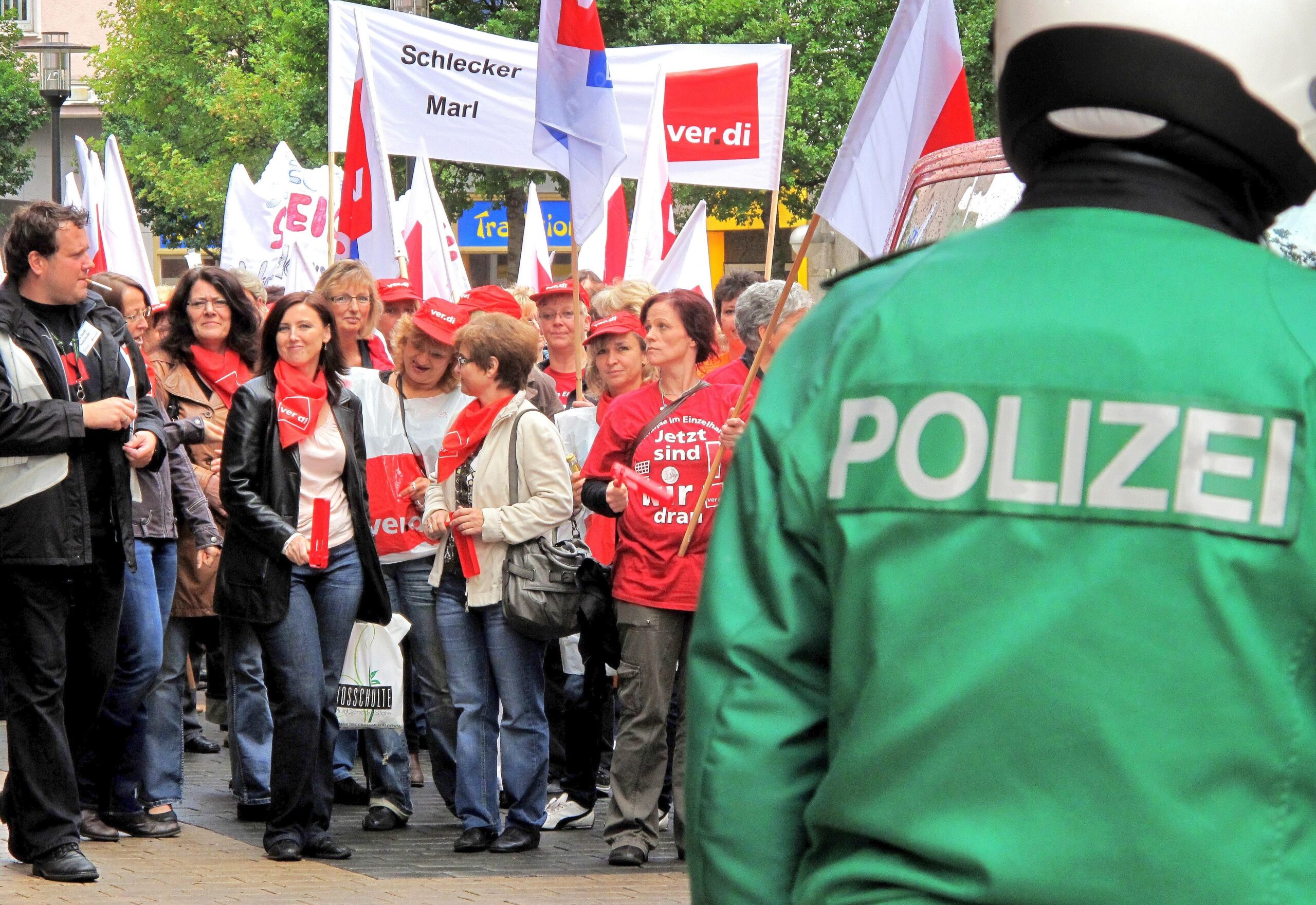 Die Vereinte Dienstleistungsgewerkschaft (ver.di) hatte für Dienstag, 21.06.2011, Beschäftigte der Drogeriemarkt-Kette Schlecker zu einem ganztägigen Streik aufgerufen. Der Demonstrationszug mit ca. 350 Teilnehmern zog vom zentralen Streiklokal an der Handwerkskammer Dortmund durch die  Innenstadt.