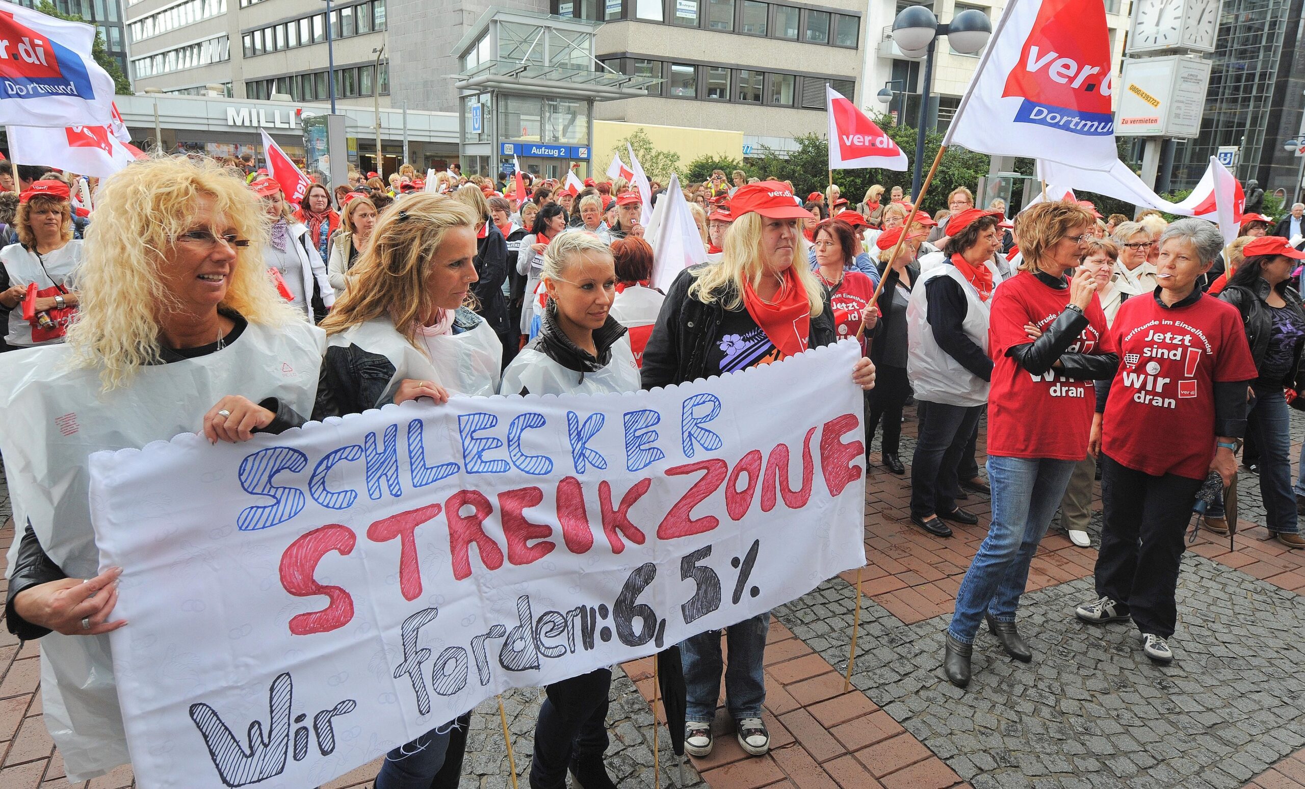 In einer zentralen Demonstration in Dortmund streikten am Dienstag, 21. Juni 2011 Beschäftigte der Drogeriemarkt-Kette Schlecker.Foto: Franz Luthe