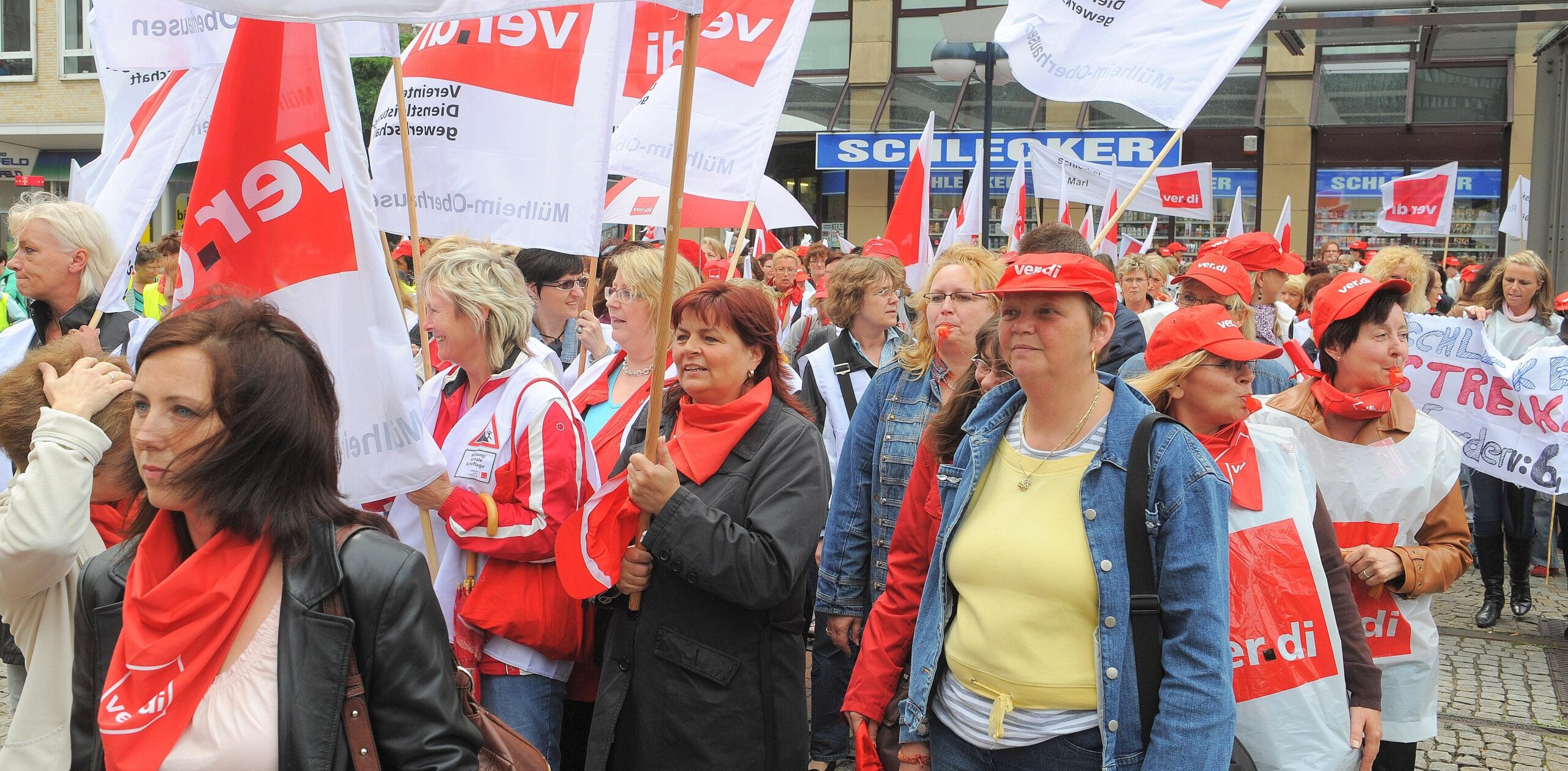 In einer zentralen Demonstration in Dortmund streikten am Dienstag, 21. Juni 2011 Beschäftigte der Drogeriemarkt-Kette Schlecker.Foto: Franz Luthe