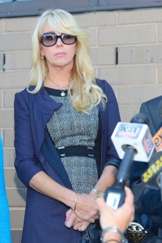 Und auch die Mutter von Lindsay Lohan ist schon im Straßenverkehr aufgefallen. In einem Vorort von New York ist sie mit Alkohol am Steuer festgenommen worden. Dina Lohan (50) war ...