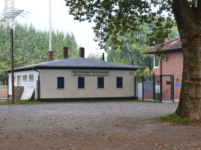 In der gleichnamigen Sportanlage trainieren der traditionsreiche Fußballclub DJK Adler Feldmark und der noch traditionsreichere VfB Gelsenkirchen.