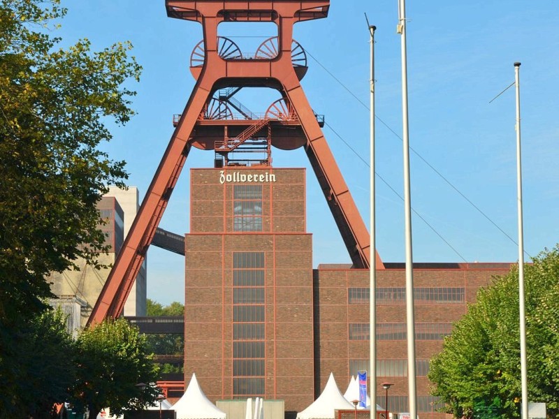 ...zu Station Zollverein. Gegenüber erhebt sich das berühmte Fördergerüst von Schacht XII. Die einst schönste Zeche auf Erden, die 1986 geschlossen wurde, ist heute Unesco-Weltkulturerbe.