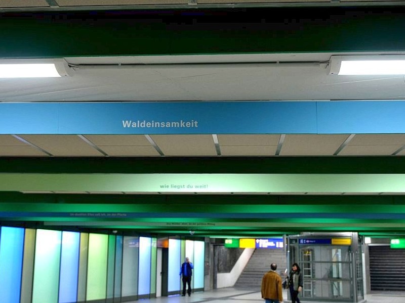 Nächster Halt: Rathaus. Gedichte zieren die Decke in der U-Bahn-Station.